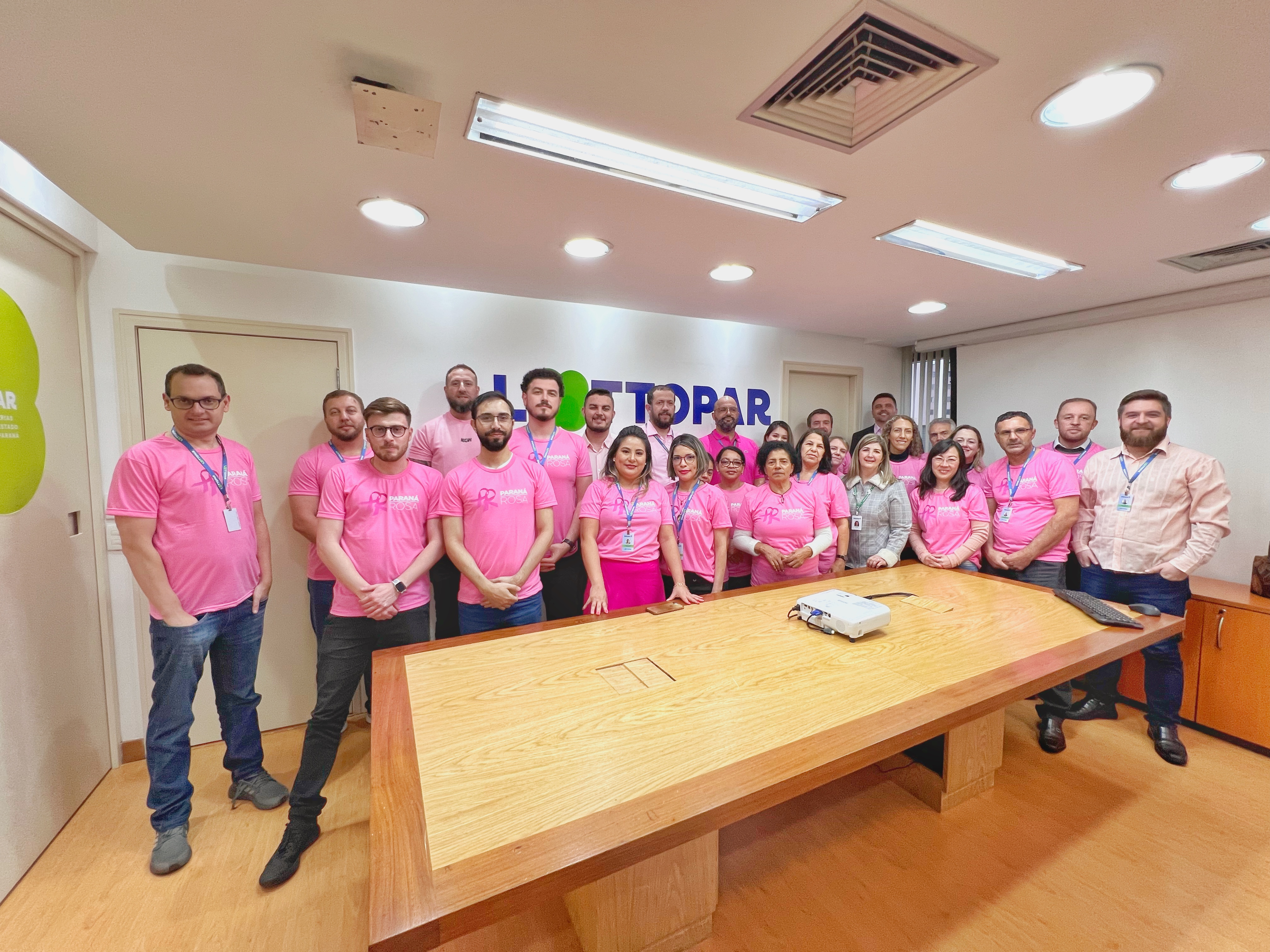 Ações do Paraná Rosa mobilizam servidores da Lottopar em uma parceria com a Secretaria da Saúde.