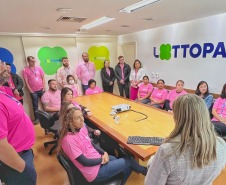 Ações do Paraná Rosa mobilizam servidores da Lottopar em uma parceria com a Secretaria da Saúde.